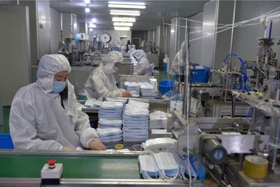 江西進(jìn)賢19家醫(yī)用口罩企業(yè)日產(chǎn)46萬只提前復(fù)產(chǎn)，全力保障防疫物資供應(yīng)